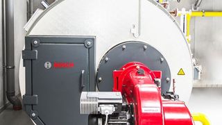 Der Bosch Dampfkessel UL-S mit der effizienten, sauerstoffgeregelten Erdgasfeuerung. (Bild: Bosch Industriekessel)