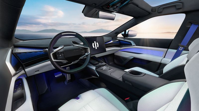 Weiche Bio-Stoffe, fließende Ambiente-Beleuchtung, Audiosystem mit 23 Lautsprechern und ein Touchscreen, der sich Fahrer oder Beifahrer zuwenden kann – der Innenraum ist zweifellos hochwertig. (Bild: Human Horizons)
