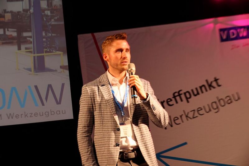 Dennis Pieper, Geschäftsführerdes OM Werkzeugbau, gab detaillierte Einblicke in Strrategien und Aktivitäten seines Unternehmens. Er sieht seinen Betrieb als Full-Service-Anbieter für hochwertige Werkzeuge in allen Anwendungsbereichen der Kunststoffindustrie. (Bild: Maschinenmarkt/rw)