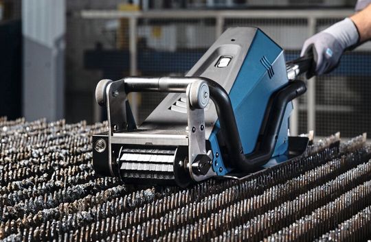 Auf der Euroblech 2026 zeigt Trumpf eine Neuheit: Die Kombination aus einem neu entwickelten Spray und den Auflageleistenreinigern der Trutool-TSC-Baureihe, um die Bildung von Schlacke zu verringern und sie einfach zu entfernen.(Bild:  Trumpf)