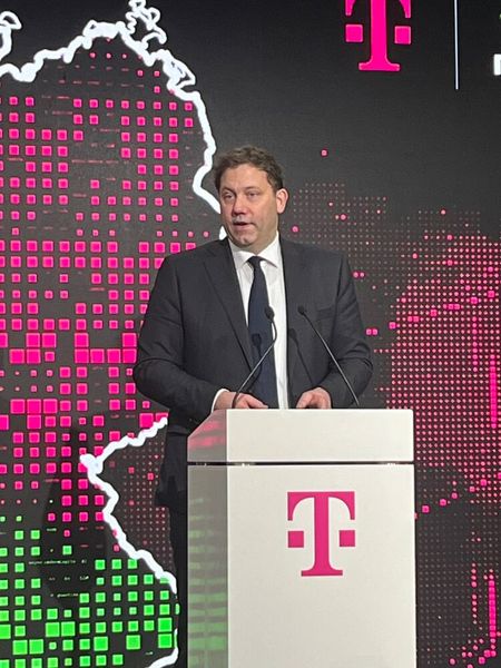 „Die Kooperation zwischen SAP, Telekom und Nvidia ist ein Zeichen der Stärke und ein Treiber für Innovation. Wir wollen gemeinsam dieses Land voranbringen. Es muss unser Anspruch sein, dass wir an der Spitze der technologischen Veränderungen stehen“, sagt Bundesfinanzminister Lars Klingbeil.  (Bild: Vogel IT-Medien)