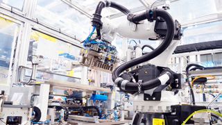 Etwa 100.000 Tonnen an Batterien kommen jährlich in Elektroautos in Umlauf. (Bild: Bosch)