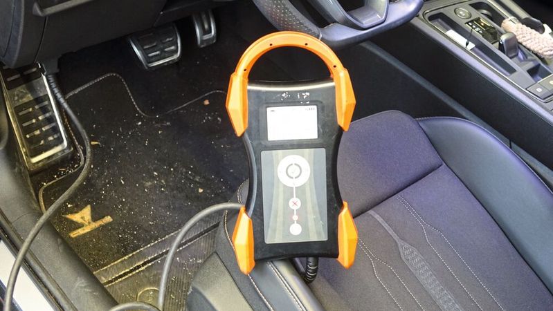 Seit 2015 kommt der HU-Adapter zum Einsatz. Nachdem dessen Prüftiefe und Fahrzeugabdeckung stetig zunimmt, kommt es auch immer öfter zu Problemen bei der Feststellung elektronischer Fehler.(Bild:  Dominsky – VCG)