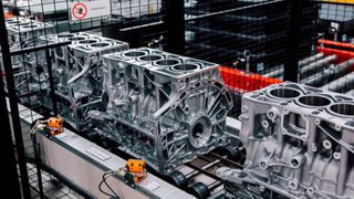 Blick in eine Motorenfabrik von Aurobay. Das Unternehmen gehört nun zu Horse Powertrain, einem Gemeinschaftsunternehmen von Geely und Renault. (Bild: Aurobay)