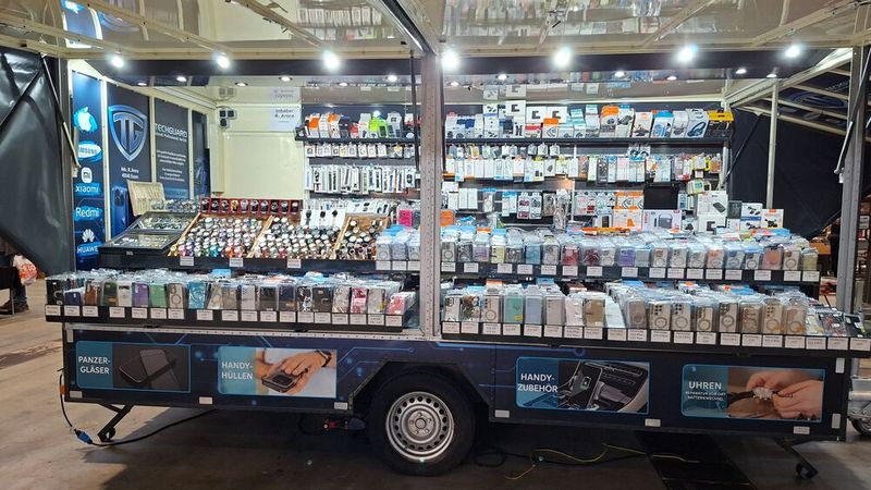 Nein, auch ein Stand mit Handy-Hüllen gehört nicht wirklich auf eine Oldtimermesse. (Bild: Dominsky – VCG)