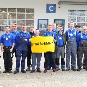 14 Kfz-Mechatroniker und zwei Kfz-Mechatronikerinnen waren zum Finale des Bundesleistungswettbewerbs nach Frankfurt in die Landesfachschule gekommen.(Bild:  Schmidt – autoFACHMANN)