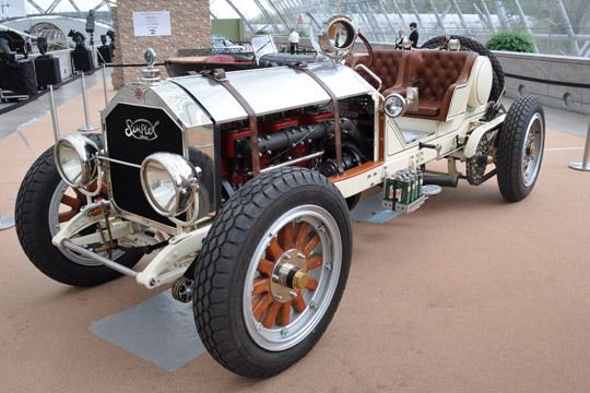 Neben nagelneuen Autos stehen in Leipzig aber auch Oldtimer. Eine Sonderschau zeigt „Einblicke in automobile Schatzkammern“, wie den American La France 75. (Archiv: Vogel Business Media)