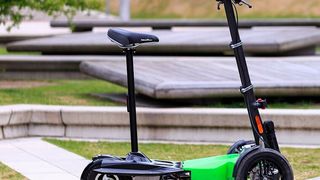 Für den Elektroroller des Herstellers Scuddy hat man jetzt ein Zahnriemenrad aus Titan erfolgreich gedruckt. Lesen Sie hier, was Kieler Forscher, Scuddy selbst und andere Partner unternommen haben, um ein verlässliches Titanteil additiv drucken zu können. (Bild: Scuddy)