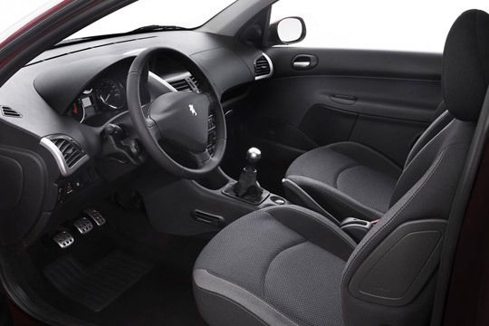 Viel Auswahlmöglichkeit lässt Peugeot den Käufern nicht: Es gibt nur eine Ausstattungsvariante. (Archiv: Vogel Business Media)