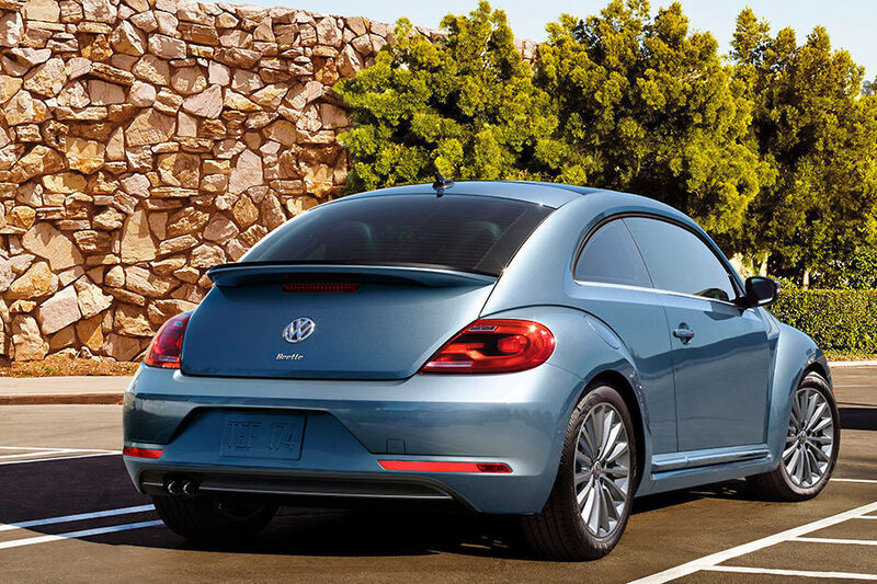 Die Sonderfarben Stonewashed Blue und Safari sind nostalgisch angehaucht, das Felgendesign ist klassisch. (Volkswagen)