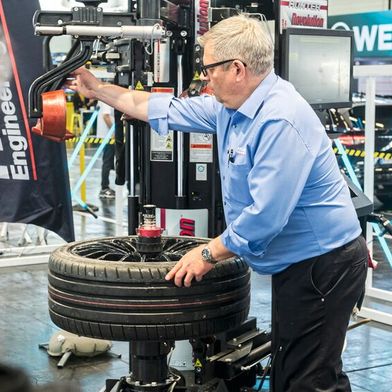 Die korrekte Reifenmontage und viele andere Service­themen werden bei der The Tire Cologne live demonstriert. (Bild: Koelnmesse GmbH, Thomas Klerx; Oliver Wachenfeld)