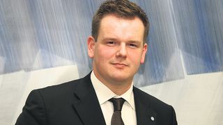 Wissenschaftler Dipl.-Wirtsch.-Ing. André Zein: „Unsere Analysen zeigen, dass sich die Energiebedarfe von verschiedenen Maschinenkonzepten für die gleiche Bearbeitungsaufgabe um den Faktor fünf unterscheiden können. Dies bildet unsere Forschungsmotivation, nach effizienten Lösungen zu suchen.“ Bild: Fecht (Archiv: Vogel Business Media)