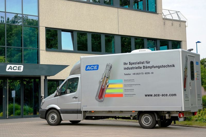 Im ACE Vorführwagen werden Anwendern in Europa die Vorteile von Industriegasfedern, Industriestoßdämpfern, Bremszylindern und anderen Dämpfungslösungen vor den eigenen Firmentoren demonstriert. (ACE Stoßdämpfer GmbH)