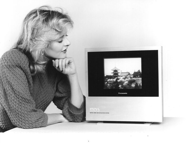Eine der ersten Wunderflundern: Nur 99 mm flach ein Farbfernsehgerät schon 1985  (Bild: Panasonic/Archiv Kluger.eu)