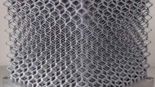 Ein Gitterwürfel mit 40 cm Kantenlänge, der im selektiven Laserschmelzen (SLM) gefertigt wurde: Im 3D-Drucklabor für Metall und Strukturwerkstoffe des Fraunhofer-Instituts für Kurzzeitdynamik, Ernst-Mach-Institut, steht nach Aussage der Forscher einer der derzeit größten kommerziell verfügbaren 3D-Drucker für Metalle. Dort untersuchen die Wissenschaftler, wie ressourceneffizient ein Herstellungsprozess von Leichtbaukomponenten aus Aluminium tatsächlich ist. (Fraunhofer-EMI)