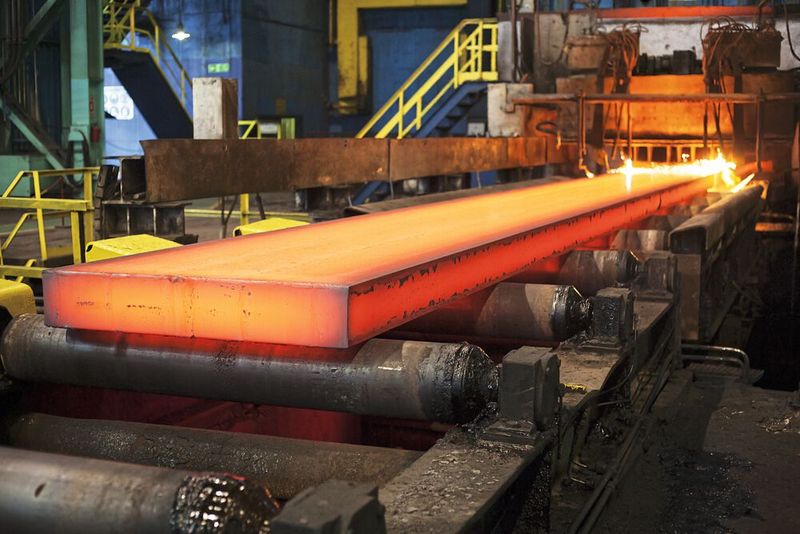 Hengstler-Drehgeber ermöglichen unter anderem die exakte Oberflächenbehandlung von Stahlblöcken. (Bild: 2016 OVKNHR/Shutterstock)