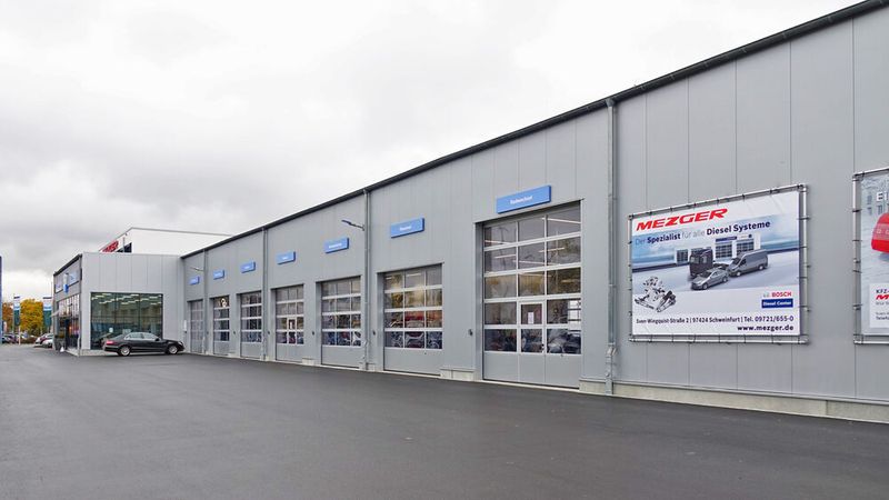 Die Fassade setzt die Bosch-CI um und ist in einem zeitlosen grau gehalten. Das Gebäude war inklusive der Werkstatt nach knapp zwölf Monaten Bauzeit bezugsfertig. (Bild: Schreiner/»kfz-betrieb«)