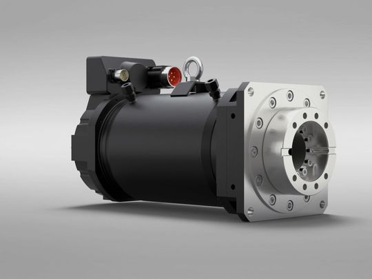 AMKmotion bietet die SKT-Baureihe auch flüssigkeitsgekühlt an. Die Leistungsdichte ist bei dieser Ausführung höher.(Bild:  AMKmotion GmbH + Co KG)