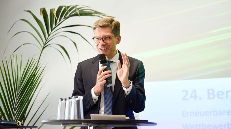 Der Parlamentarische Staatssekretär beim Bundesverkehrsminister, Christian Hirte, referierte über die Rahmenbedingungen, die ein Markthochlauf erneuerbarer Kraftstoffe benötigt.  (Bild: ZDK)