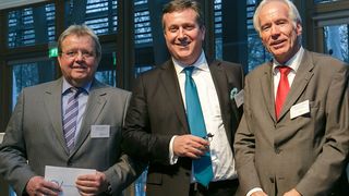 IGV-Geschäftsführer Werner Marcisch, IGV-Vorstandsvorsitzender Thomas Pfützenreuter und MinR Dr. Heinz Hetmeier vom Bundesministerium für Wirtschaft und Energie (v.l.n.r.) beim Frühjahrsempfang des IGV. (Bild: IGV)