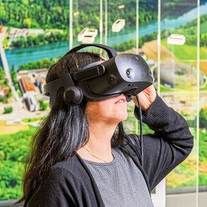 Les visiteurs peuvent aussi opérer une plongée virtuelle dans l'univers de la recherche.(Source :  Institut Paul Scherrer / Markus Fischer)