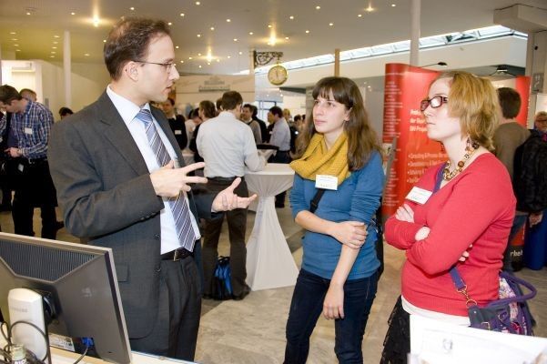 Gedankenaustausch: Sebastian Rummler von Axivion (links) im Gespräch mit Kongressteilnehmerinnen. (Bild: Elisabeth Wiesner)