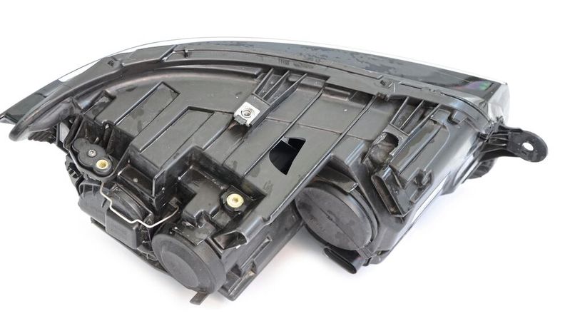 Ein Loch im Scheinwerfergehäuse wäre leicht reparabel und bliebe ohne Einfluss auf die Funktion, wenn die Bauartgenehmigung nicht dagegen sprechen würde.(Bild:  Betag Innovation/Beulentechnik AG)