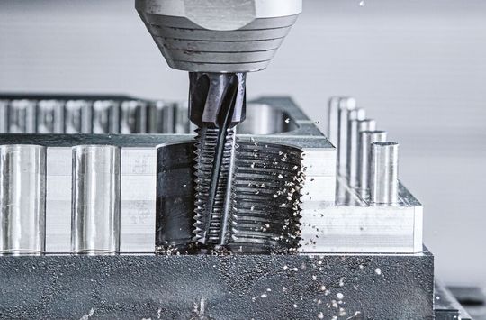 Auch wenn der Zerspanungsprozess für viele ausgereift zu sein scheint, gibt es immer noch viel Optimierungspotenzial, das Forscher jetzt am IWF der TU Berlin heben wollen. Dabei geht es um die sogenannte modellprädikative Regelung von Werkzeugmaschinen.(Bild:  Ceratizit)