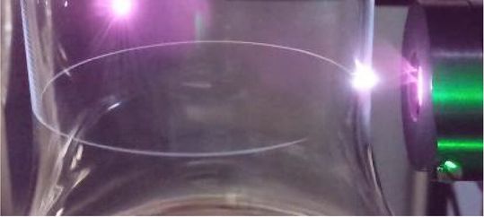 Die iprotec (Innovative Process Technology) GmbH, ein Unternehmen, das Systeme zur Herstellung von Trinkgläsern entwickelt und fertigt, hat jetzt eines der modernsten verfügbaren Laserverfahren zur Entfernung der prozessbedingten Glaskappe bei solchen Gläsern entwickelt, heißt es. Mit dabei ist der Coherent-Laser Hyperrapid NX – hier beim Filamentschneiden eines Weinglases.(Bild:  Coherent)