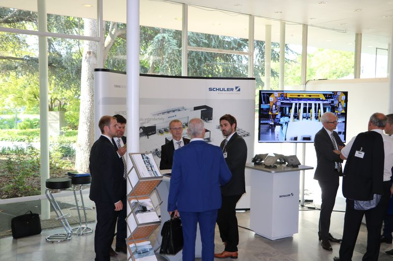 Schuler am Stand im Expobereich. (Vogel Communications Group GmbH & Co. KG)