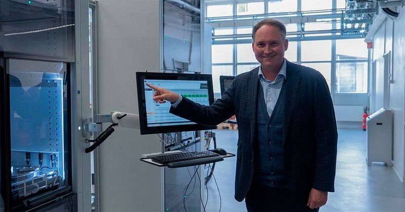Ypsomed-CEO Simon Michel drückt den digitalen Knopf und gibt damit den Startschuss für die Arbeit im neuen Werkzeugbau. (Bild: Ypsomed)