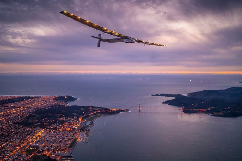 Solar Impulse beim Landeanflug auf Moffett Field, ein ziviler Flugplatz in Kalifornien. In Sichtweite die Golden Gate Bridge. (Solar Impulse)