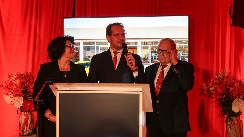 Während der Jubiläumsfeier: Seniorchef Josef Blöchl, Tochter Silvia Blöchl und Enkel Florian Geier.(Bild:  Diehl – VCG)