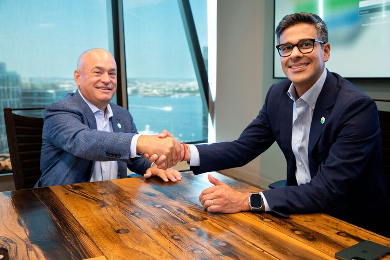 Führungswechsel an der PTC-Spitze: Jim Heppelmann (li.) übergibt an Neil Barua.(Bild:  PTC)