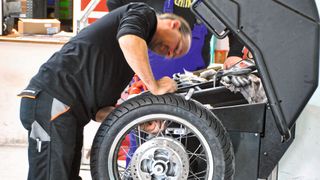 Das Wuchten und Montieren von Zweiradrädern ist prinzipiell ähnlich wie bei Pkw-Reifen. (Bild: Dominsky/»kfz-betrieb«)