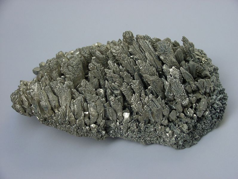 Magnesium: Risikoklasse: mittel. Einsatzfelder: Chemische Industrie und Flugzeug- sowie Fahrzeugbau. Preisentwicklung: Deutliche Steigerung. Ende 2005 kostete die Tonne 1500 US-Dollar. Mitte 2010 kostete die gleiche Menge etwa 3000 US-Dollar. Substitutionsmöglichkeit: Kann durch Aluminium, Kalziumkarbid oder Zink ersetzt werden. Zukunftsrelevanz: Mittel. Wichtiger Werkstoff in der Flugzeug- und Fahrzeugindustrie. Politische Risiken: Mittel. Produktion derzeit zu über 80 % in China, dass bei vielen Rohstoffen mit Handels- und Wettbewerbsbeschränkungen agiert. Dafür sind die Vorräte aber fast unbegrenzt. (Bild: Warut Roonguthai unter CC-BY-SA 2.5 Lizenz, wikicommons)