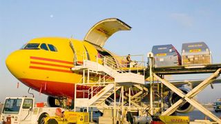 Ende einer Ära! Heute Nacht starteten die letzten Flugzeuge, mit denen die Deutsche Post innerhalb Deutschlands Briefe verschickt hat. Warum man sich von dieser Art des Brieftransports nun nach 62 Jahren verabschiedet, erklärte das Unternehmen der dpa. (Bild: DHL)