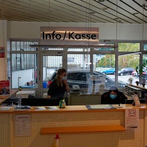 Wie es Corona-bedingt gerade fast überall üblich ist, sind die Arbeitsplätze der Mitarbeiter mit Plexiglaswänden vom Kundenbereich abgegrenzt.(Bild:  Rosenow/»kfz-betrieb«)