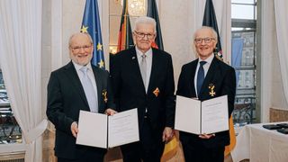 V. l. n. r.: Dipl.-Ing. Wolfgang Schmalz, Ministerpräsident Winfried Kretschmann und Dr. Kurt Schmalz bei der Preisverleihung Ende März in Stuttgart. (Bild: Staatsministerium Baden-Württemberg / Ilkay Karakurt)