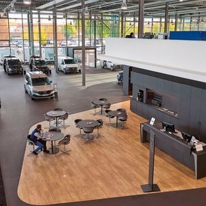 Der Showroom wurde nach der aktuellen Markenarchitektur von Mercedes-Benz umgestaltet.(Bild:  Mercedes-Benz)