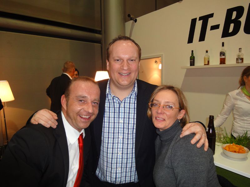 (v.l.) Adrian Hanslik, AEG, mit Gary Browing, Canon, und Astrid Hennevogel, New Wave (Archiv: Vogel Business Media)