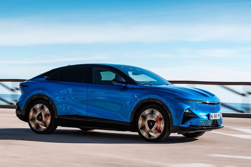 Das Modell – 4,62 Meter lang – steht insgesamt gutproportioniert auf großen Rädern und zeigt schon optisch, dass es unterm Blech dynamisch zur Sache gehen dürfte. (Bild: Laurent Villaron)