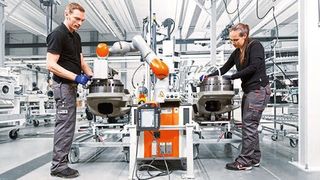 Cobots wie etwa vom Hersteller Kuka können den Anwender bei seiner Tätigkeit direkt und ohne Schutzgitter unterstützen. (Kuka)