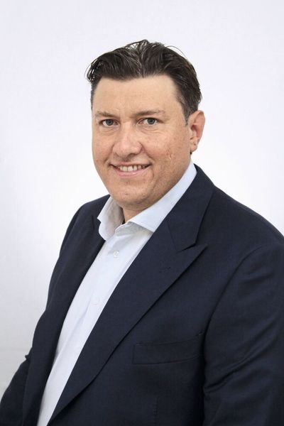 Alessandro Cinelli wird neuer Leiter der Aerodynamik-Abteilung des Formel-1-Teams Alfa Romeo Racing von Sauber. Er löst Jan Monchaux ab, der die Aufgabe des Technischen Direktors übernimmt.

Alessandro Cinelli kommt von der Scuderia Ferrari, wo er seit 17 Jahren in verschiedenen Positionen innerhalb der Aerodynamik-Abteilung tätig war. Zuvor hat der Italiener für Williams und Tyrrell gearbeitet. Cinelli hat in London Luft- und Raumfahrttechnik studiert. (FCA)