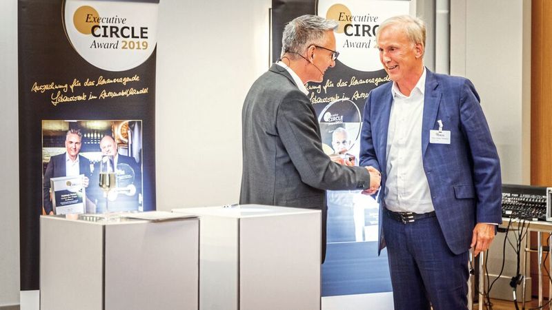 Der Vorstandsvorsitzende der Tiemeyer AG, Heinz-Dieter Tiemeyer (r.), ist der diesjährige Preisträger des „Executive Circle Awards“. »kfz-betrieb«-Chefredakteur Wolfgang Michel übergibt die Auszeichnung für das automobile Lebenswerk. (Bild:  Fred Schwab)