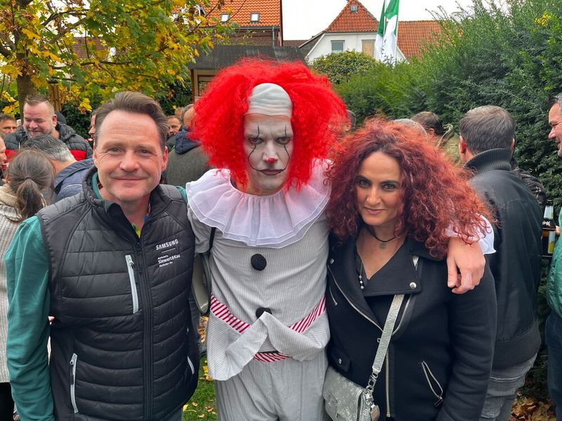 Markus Hollerbaum, S&K, überlegt sich, ob ihm rote Haare auch so gut stehen würden, wie dem André ter Schüren, Microsoft, und Besa, IT-BUSINESS. (Bild: Vogel IT-Medien GmbH)