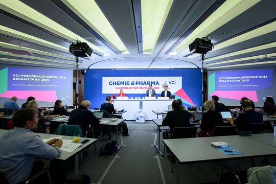 Ein Jahresvorsatz 2026 für die Chemie- und Pharmaindustrie: Mit den USA und China auf Augenhöhe kommen.(Bild:  VCI / Salome Roessler)
