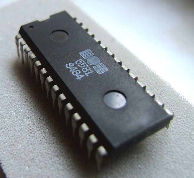 Die herausstechendste Eigenschaft des C64 war sein für damalige Verhältnisse beeindruckender Sound. Verantwortlich dafür war das von Bob Yannes entworfene Sound Interface Device, kurz SID. Bei dem auch als MOS 6581 bezeichneten Baustein handelte es sich effektiv um einen kleinen Synthesizer-Chip. (gemeinfrei)