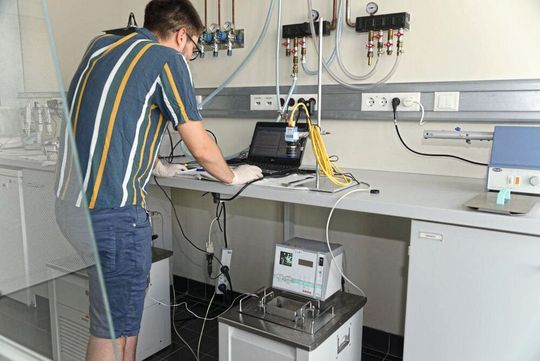 Die Eiskeimbildung im Labor wurde am Tropos mithilfe des Tröpfchengefriertests INDA (Ice Nucleation Droplet Array) untersucht.(Bild:  Tilo Arnhold, TROPOS)