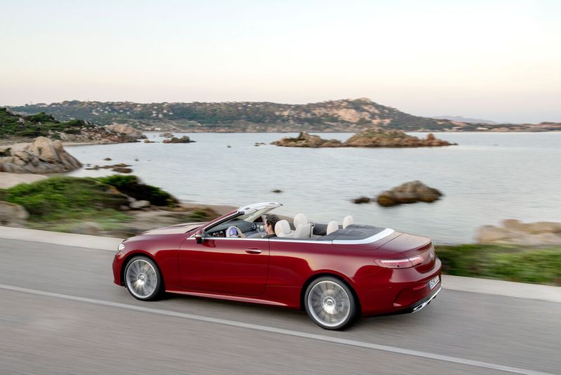 Im Herbst bringt Mercedes das E-Klasse Cabriolet in vielen Details überarbeitet auf den Markt. Im Herbst bringt Mercedes das E-Klasse Cabriolet in vielen Details überarbeitet auf den Markt.
